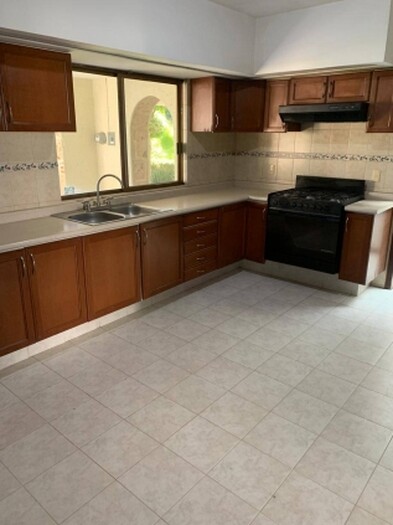 se renta casa en Valle Real