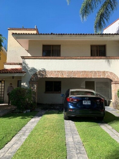 se renta casa en Valle Real