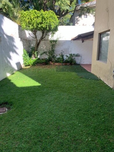 se renta casa en Valle Real