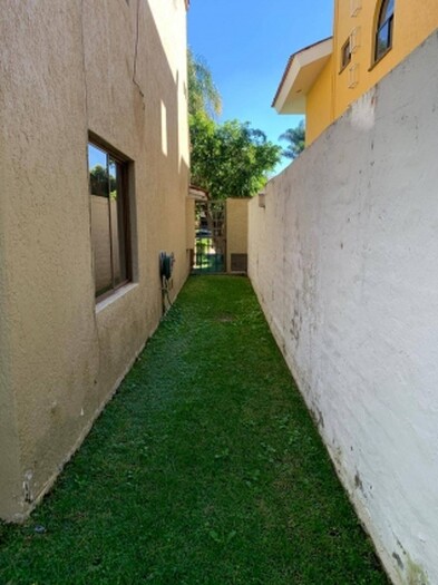 se renta casa en Valle Real