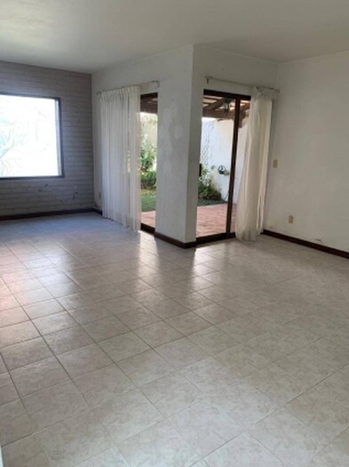se renta casa en Valle Real