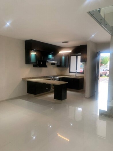 se vende hermosa casa por San Isidro