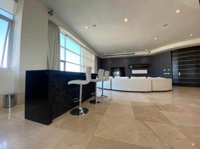 Se vende o se Renta departamento en torre titanium