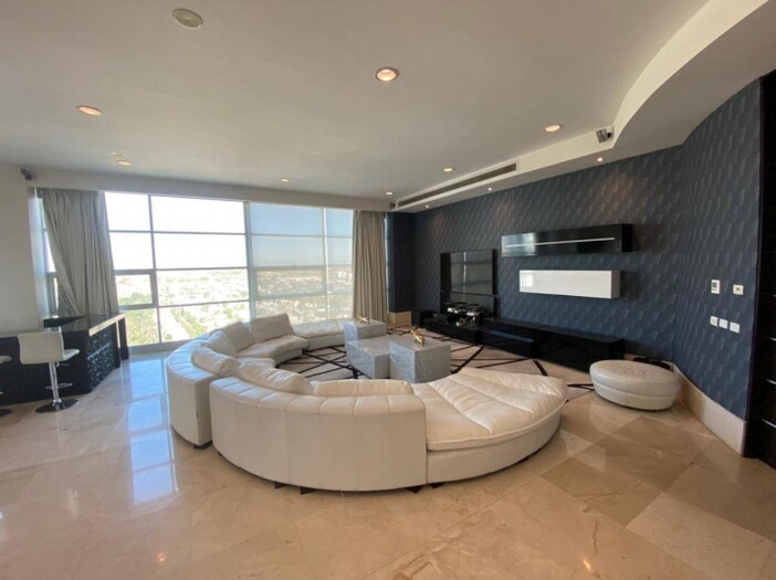 Se vende o se Renta departamento en torre titanium