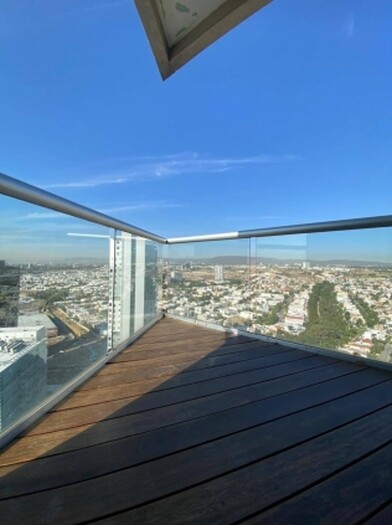 Se vende o se Renta departamento en torre titanium