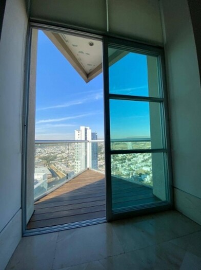 Se vende o se Renta departamento en torre titanium