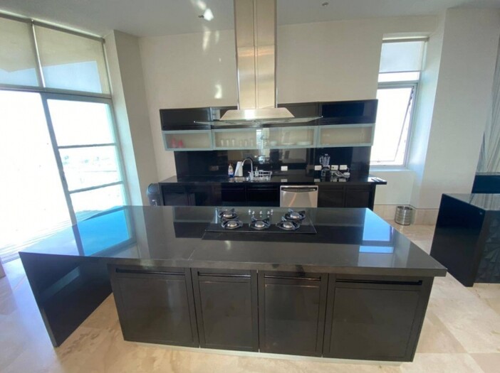 Se vende o se Renta departamento en torre titanium