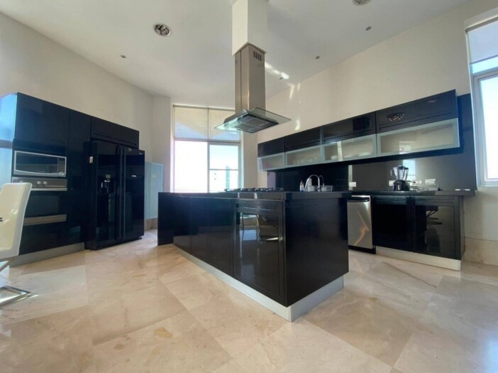 Se vende o se Renta departamento en torre titanium
