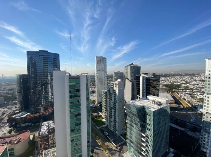 Se vende o se Renta departamento en torre titanium