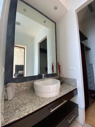 Se vende o se Renta departamento en torre titanium