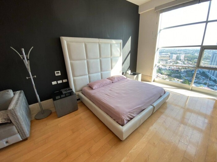 Se vende o se Renta departamento en torre titanium