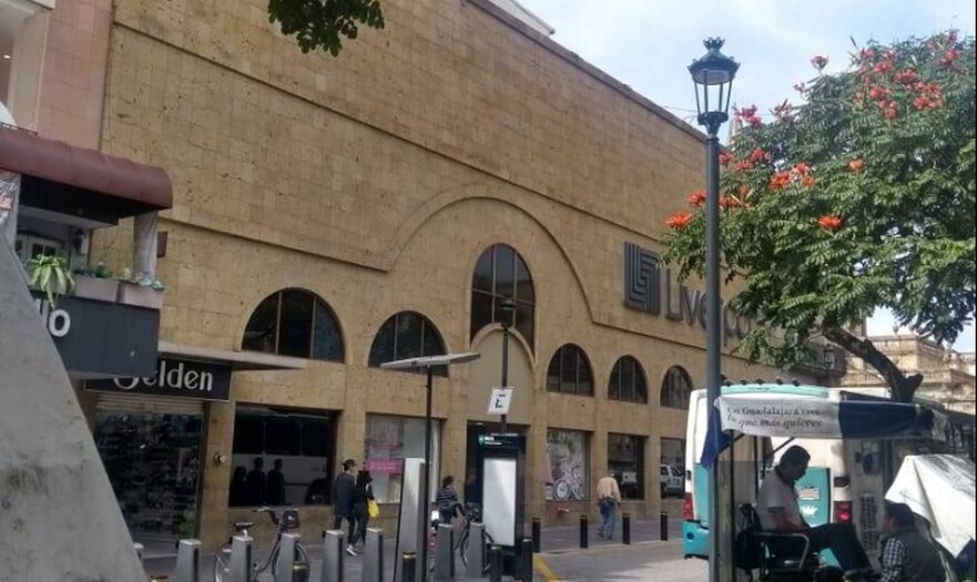 Local Plaza Centro venta o Renta
