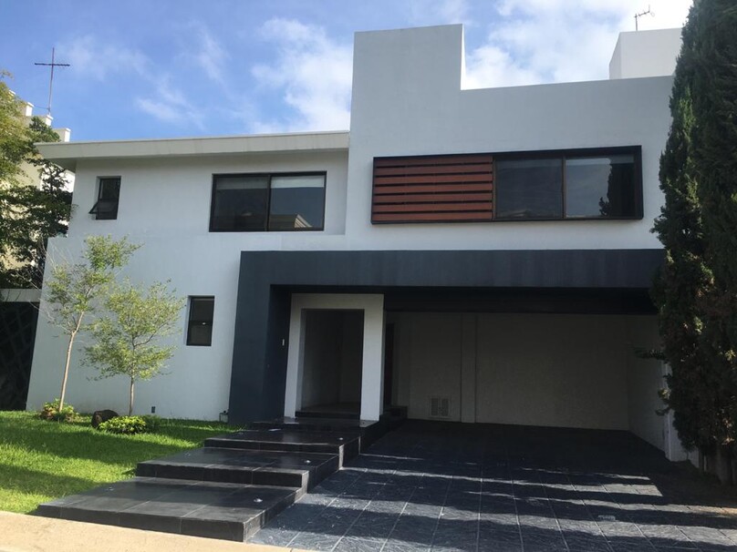Se renta hermosa casa en Puerta de Hierro