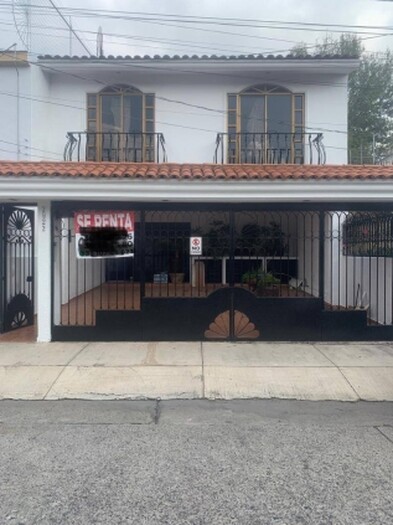 Se renta casa en Jardines del Bosque
