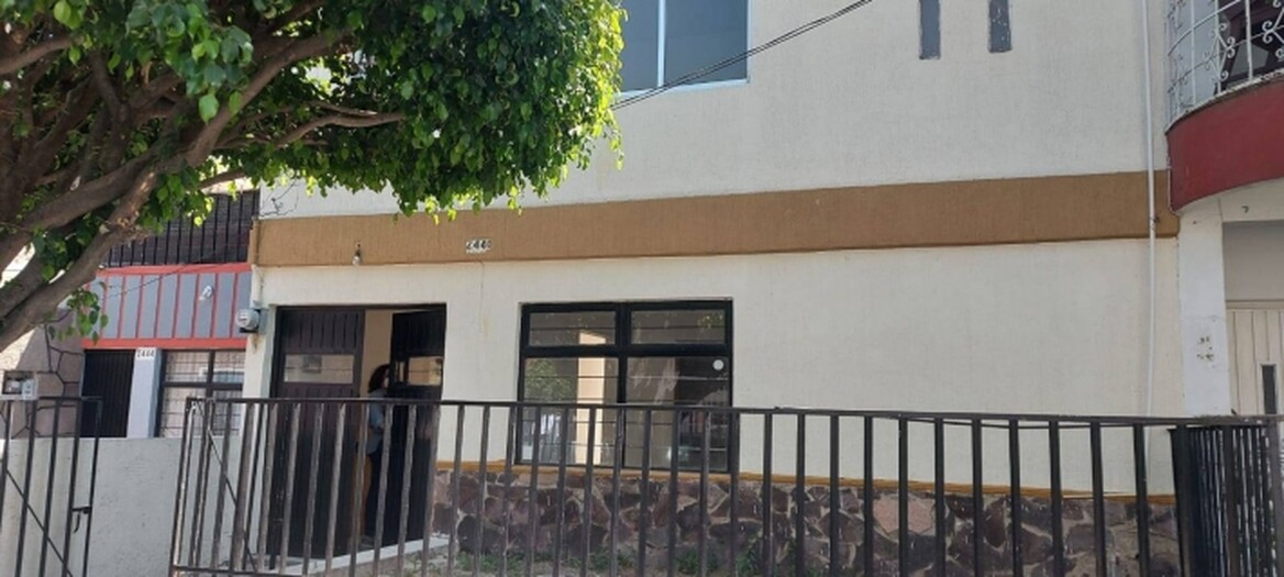 casa en renta en Col. Santa Monica.