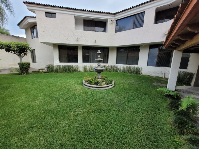 Se vende hermosa casa a precio de terreno en Colinas de San Javier