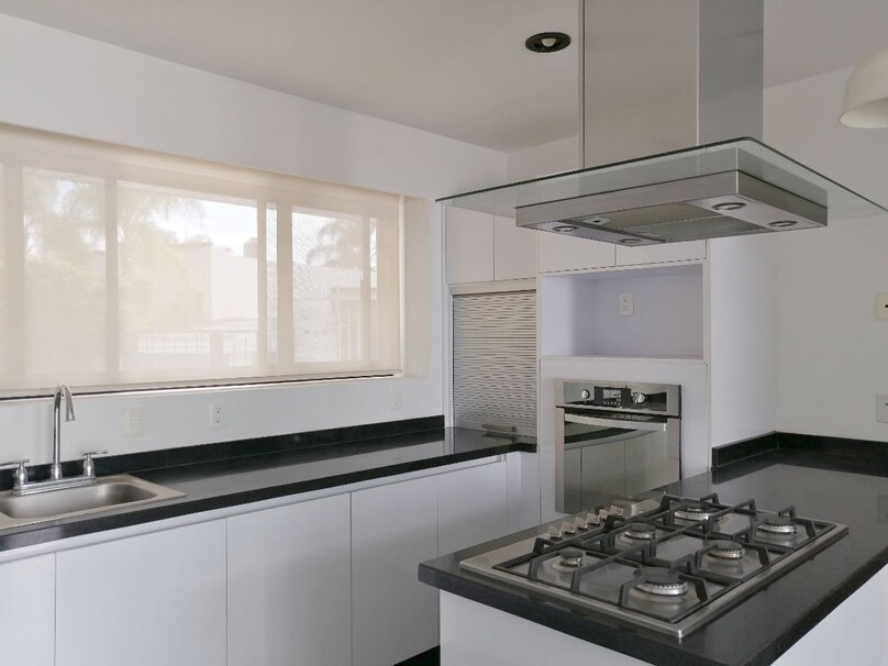 CASA EN VENTA EN BUGAMBILIAS 1a. SECCIÓN, ZAPOPAN