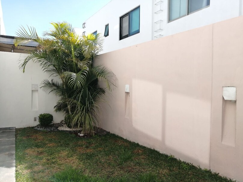 CASA EN VENTA EN SOLARES COTO SENDEIRA