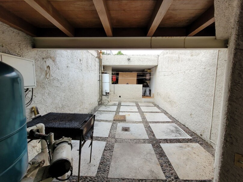 Se vende hermosa casa a precio de terreno en Colinas de San Javier