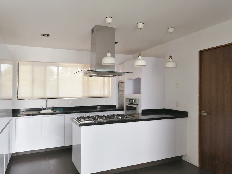 CASA EN VENTA EN BUGAMBILIAS 1a. SECCIÓN, ZAPOPAN