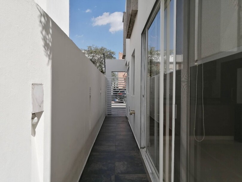 CASA EN VENTA EN SOLARES COTO SENDEIRA