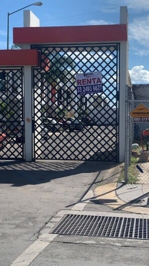 se renta hermosa casa en coto cedros
