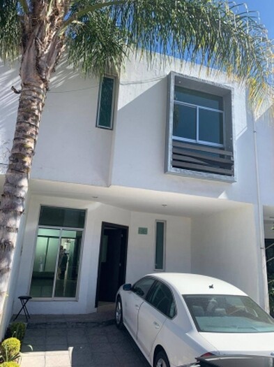 se renta hermosa casa en coto cedros