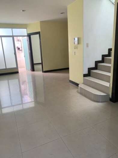 se renta hermosa casa en coto cedros