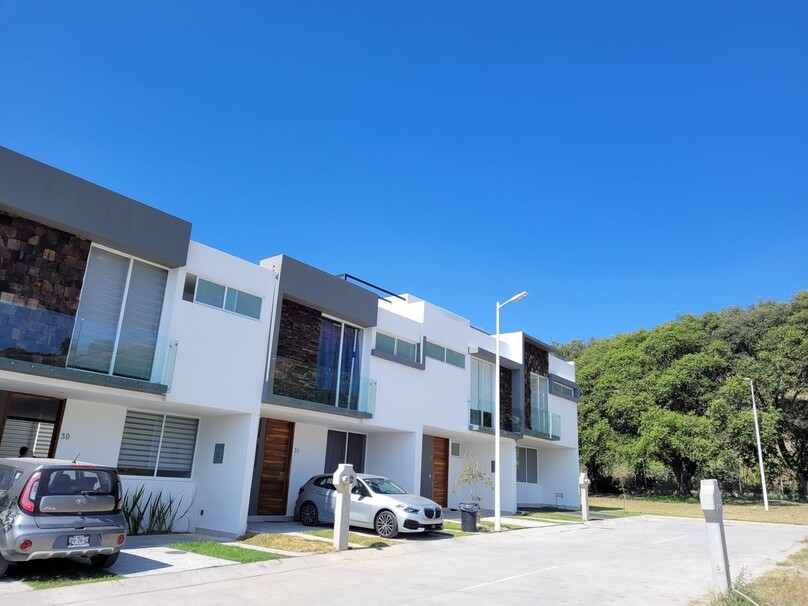 SE VENDE CASA CON ROOF GARDEN DENTRO DE COTO VICENZA