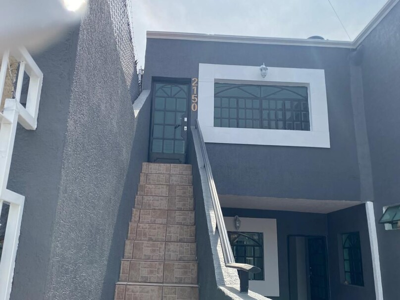 SE VENDE CASA TIPO DUPLEX , LISTA PARA HABITAR CON MUY BUENA UBICACIÓN.
