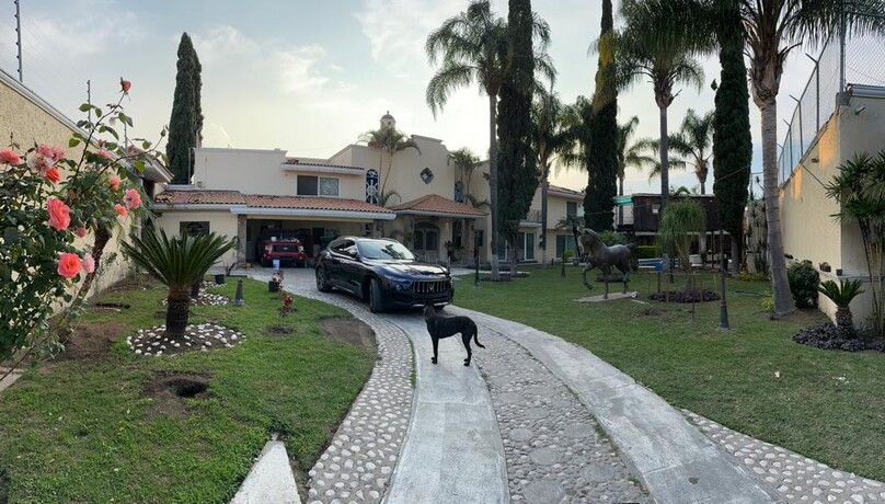 Se vende hermosa casa por carretera Tesistan y Base Aerea