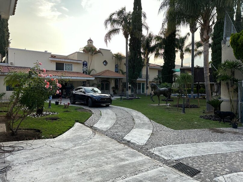 Se vende hermosa casa por carretera Tesistan y Base Aerea