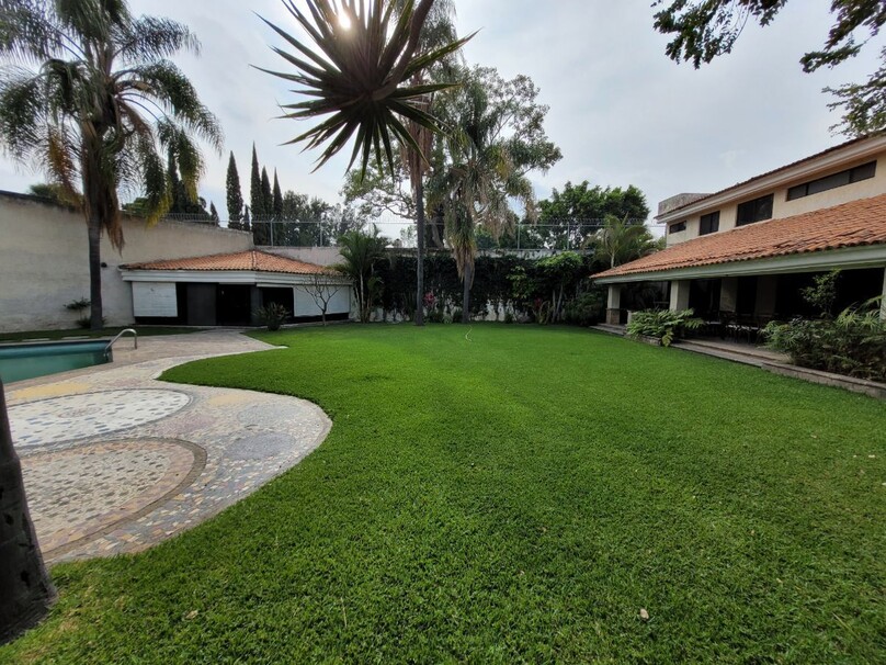 Se vende hermosa casa a precio de terreno en Colinas de San Javier