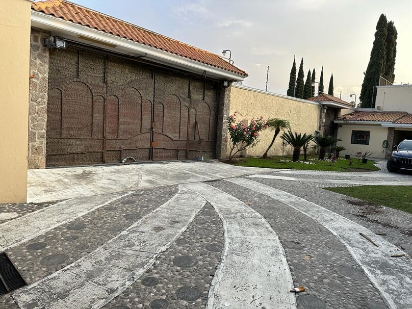 Se vende hermosa casa por carretera Tesistan y Base Aerea
