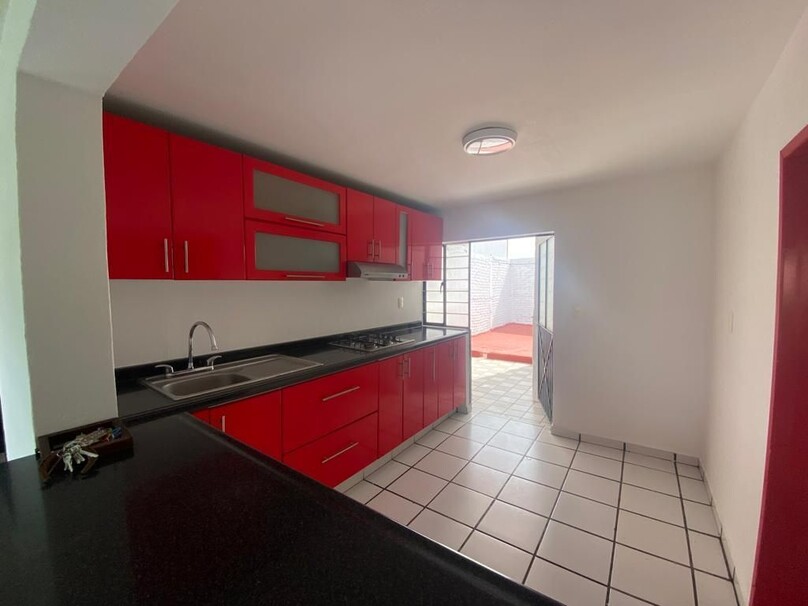 SE VENDE CASA TIPO DUPLEX , LISTA PARA HABITAR CON MUY BUENA UBICACIÓN.