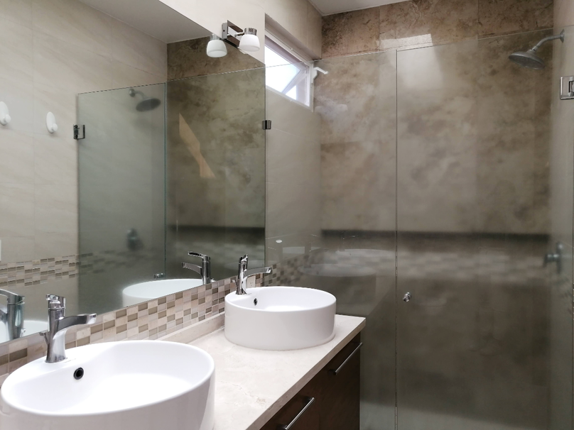 CASA EN VENTA EN SOLARES COTO SENDEIRA