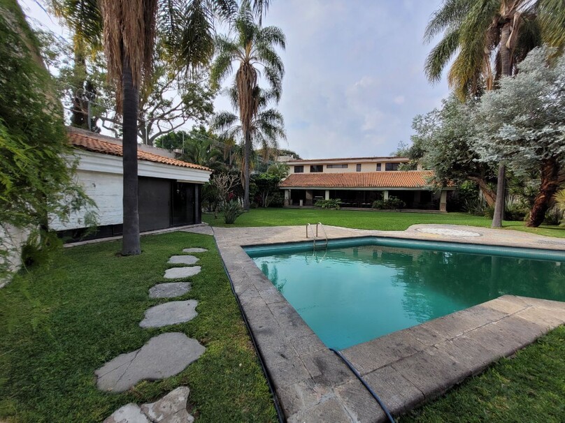 Se vende hermosa casa a precio de terreno en Colinas de San Javier