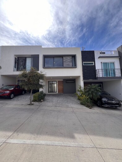 Se vende hermosa casa a estrenar en Capital Norte