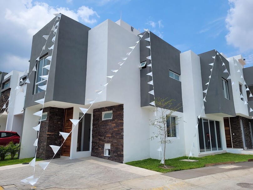 CASA NUEVA DENTRO DE COTO EN ZONA BOSQUES DE SANTA ANITA
