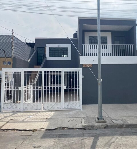 SE VENDE CASA TIPO DUPLEX , LISTA PARA HABITAR CON MUY BUENA UBICACIÓN.