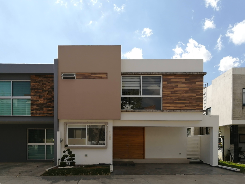 CASA EN VENTA EN SOLARES COTO SENDEIRA
