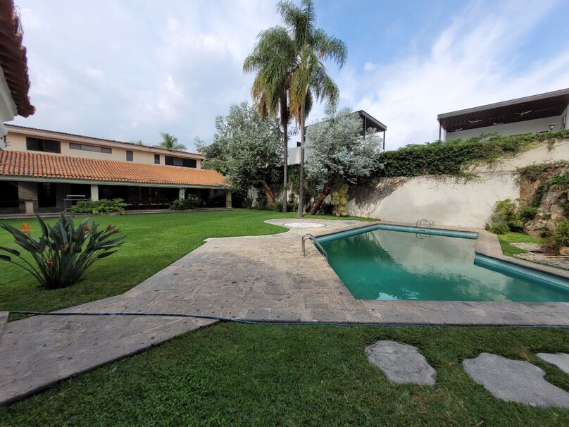Se vende hermosa casa a precio de terreno en Colinas de San Javier