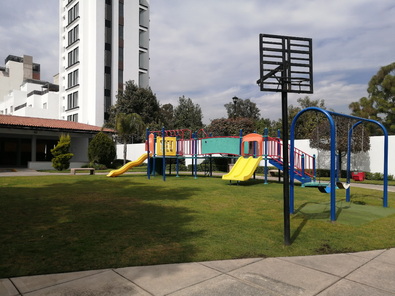 CASA EN VENTA FRENTE A PARQUE METROPOLITANO