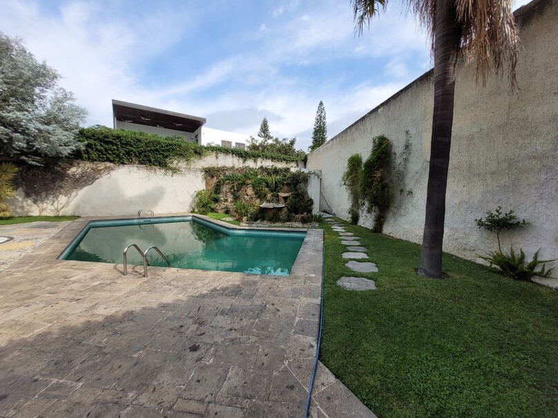Se vende hermosa casa a precio de terreno en Colinas de San Javier