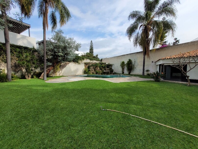 Se vende hermosa casa a precio de terreno en Colinas de San Javier