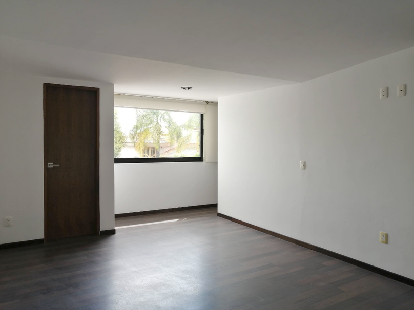 CASA EN VENTA EN BUGAMBILIAS 1a. SECCIÓN, ZAPOPAN