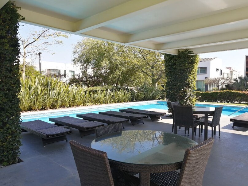 CASA EN VENTA EN SOLARES COTO SENDEIRA