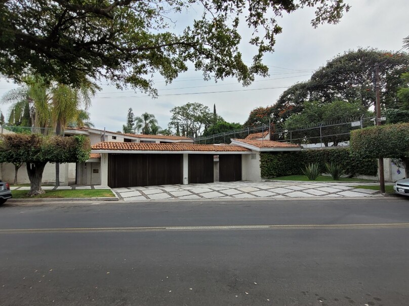 Se vende hermosa casa a precio de terreno en Colinas de San Javier