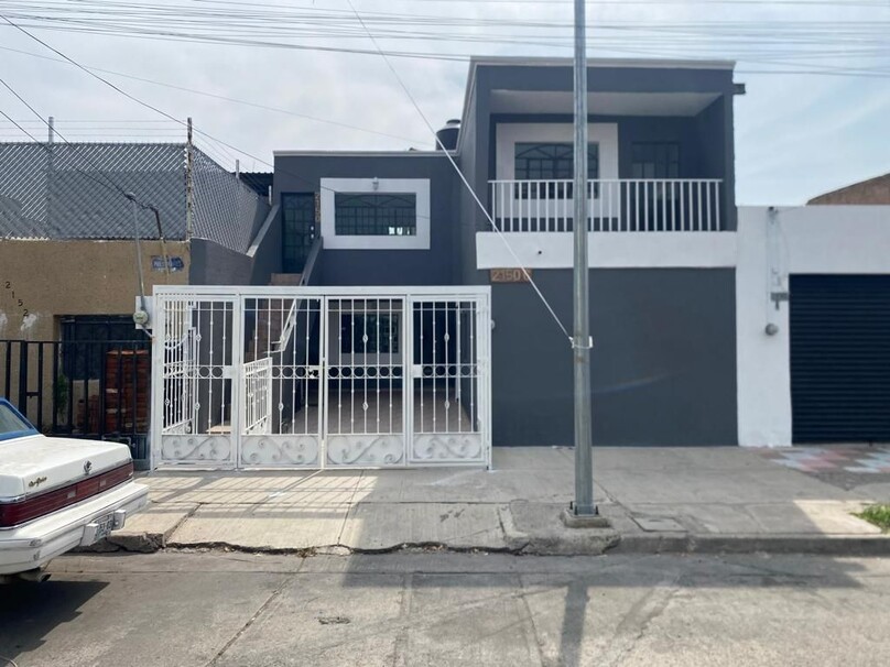 SE VENDE CASA TIPO DUPLEX , LISTA PARA HABITAR CON MUY BUENA UBICACIÓN.