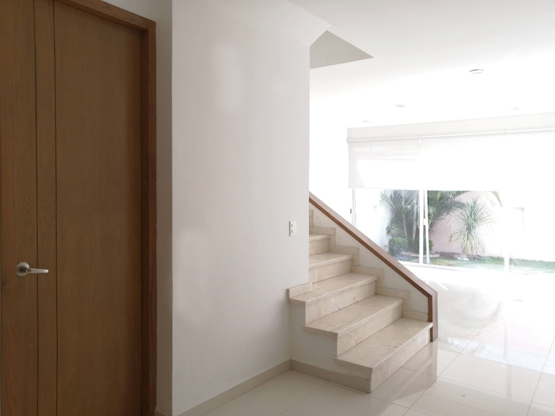 CASA EN VENTA EN SOLARES COTO SENDEIRA